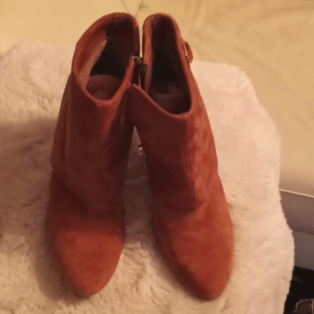 J. Simpson, FABULOUS Rust booties - Picture 2 of 3